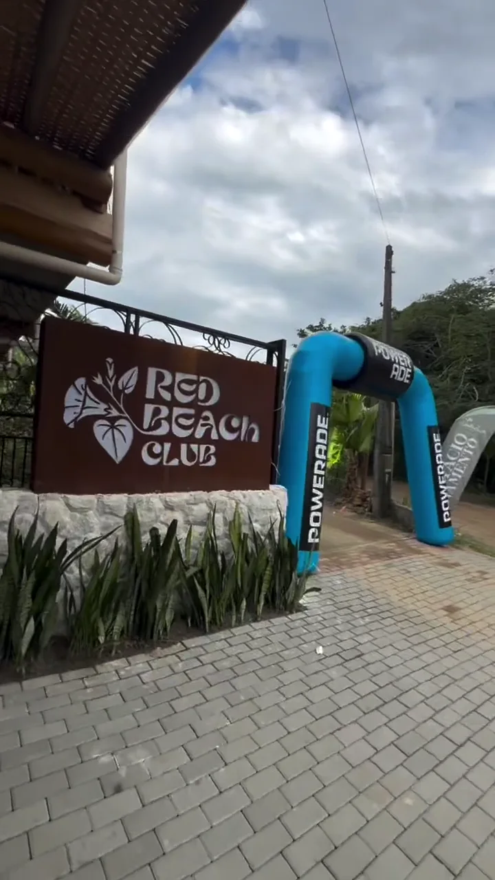 Entrada do Red Beach Club preparada para a Grand Cup