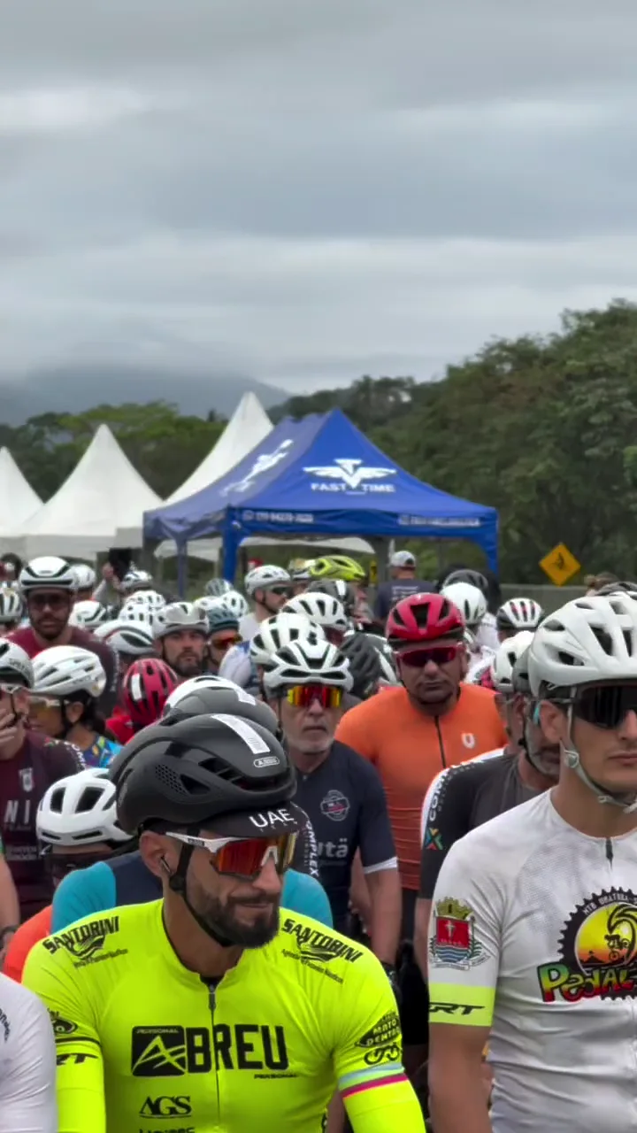 Ciclistas reunidos antes da largada da Grand Cup no Red Beach Club