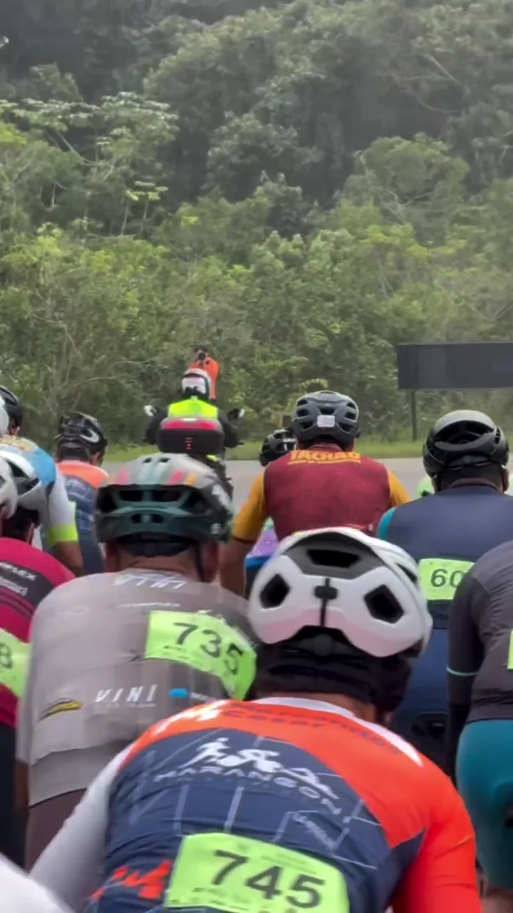 Pelotão da Grand Cup percorrendo o trajeto em meio à natureza