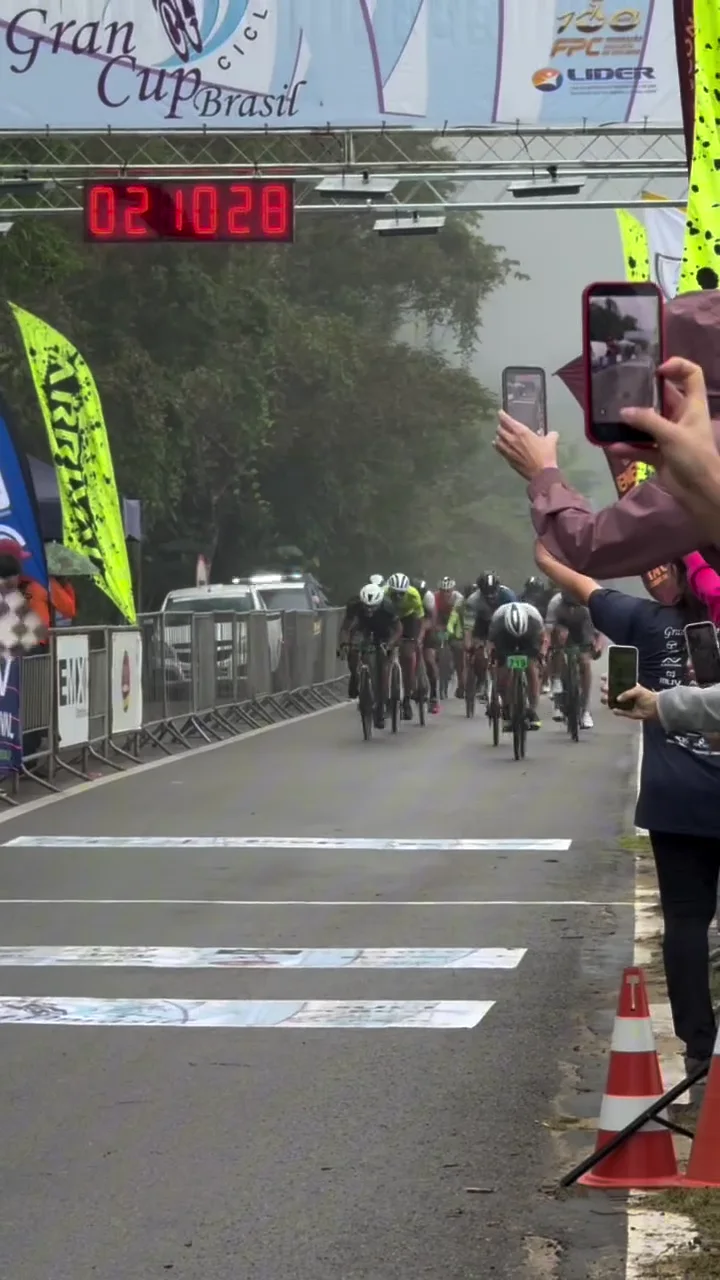 Ciclistas cruzando a linha de chegada da Grand Cup