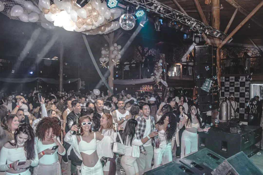 Público em festa no Red Beach Club