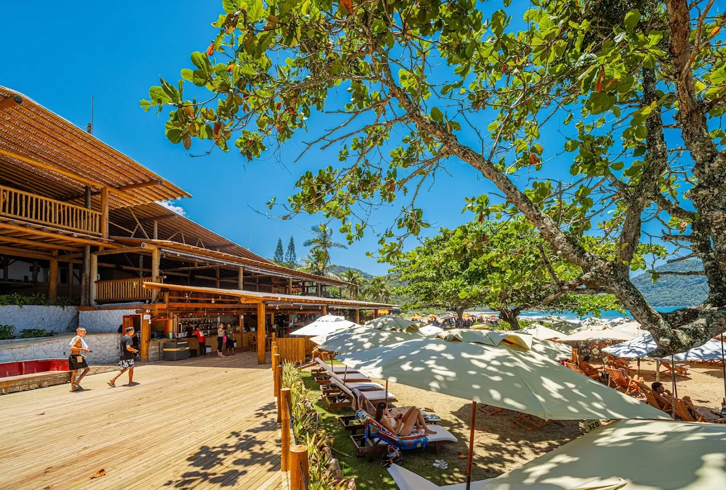 Deck e área de praia do Red Beach Club