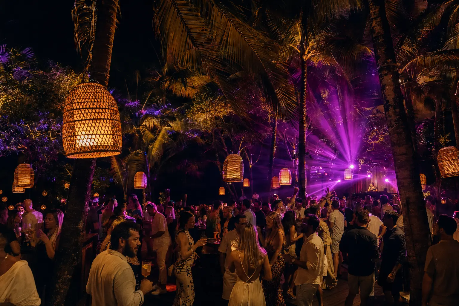 Pista ao ar livre iluminada em tons de violeta