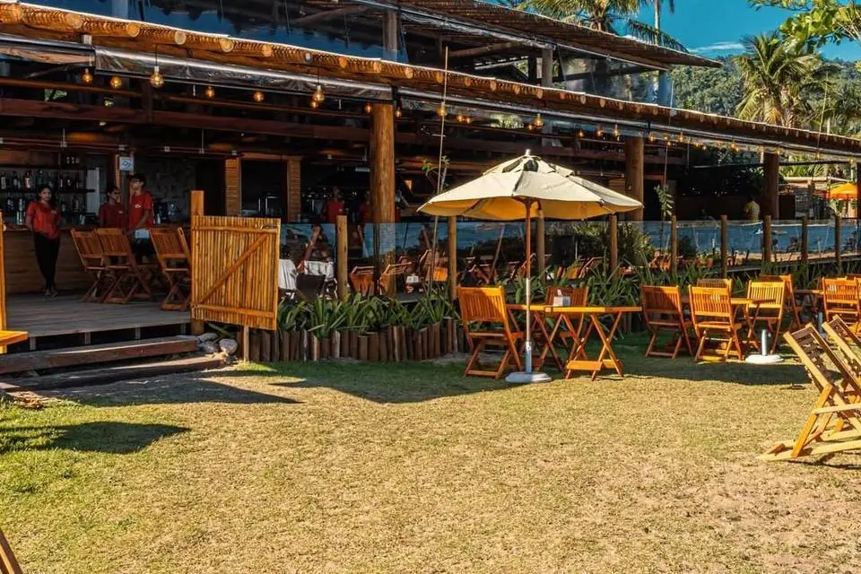 Área externa do Red Beach Club para casamentos