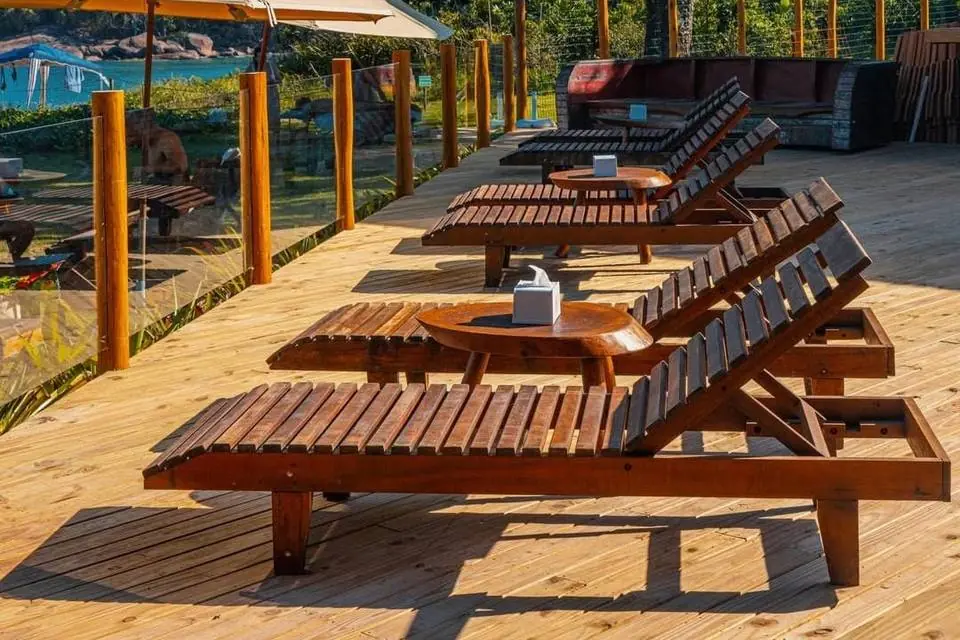 Deck do Red Beach Club preparado para casamento