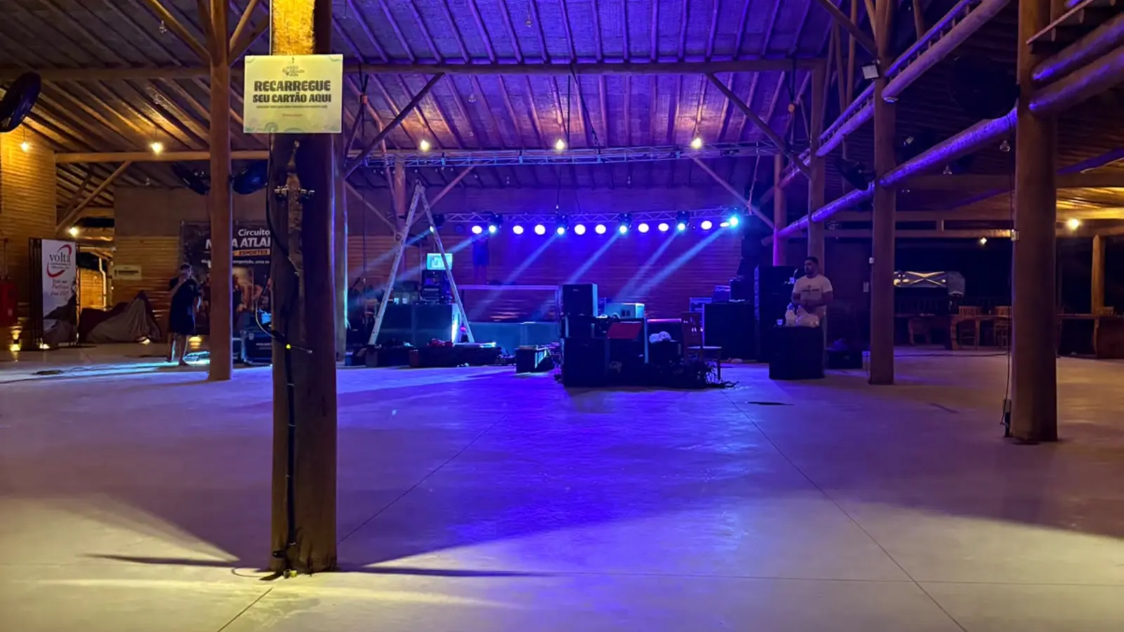 Salão de Eventos do Red Beach Club preparado com iluminação para apresentações