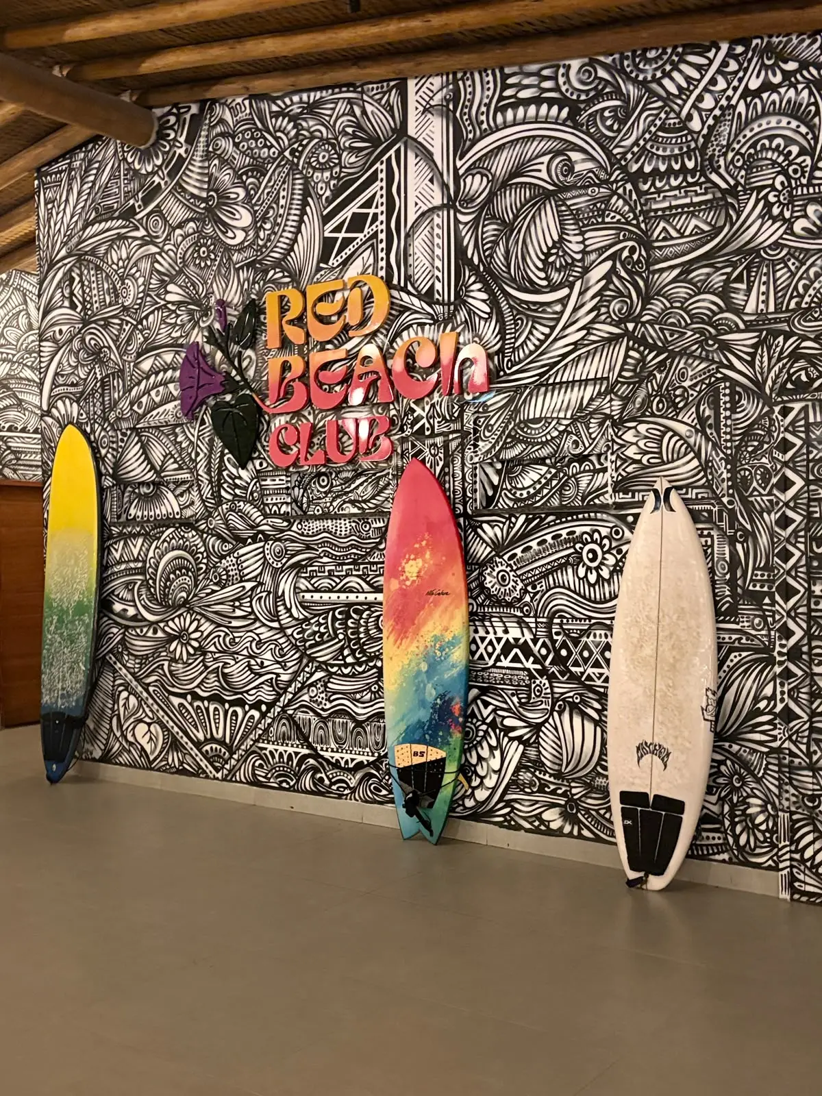 Painel artístico e identidade visual do Salão de Eventos do Red Beach Club