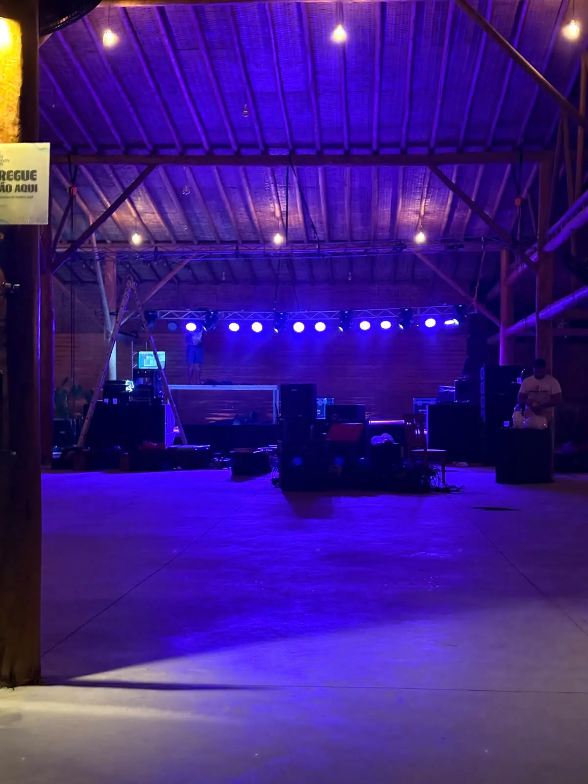 Palco com iluminação cênica no Salão de Eventos