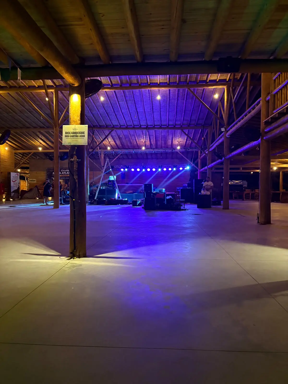 Pista ampla e palco do Salão de Eventos