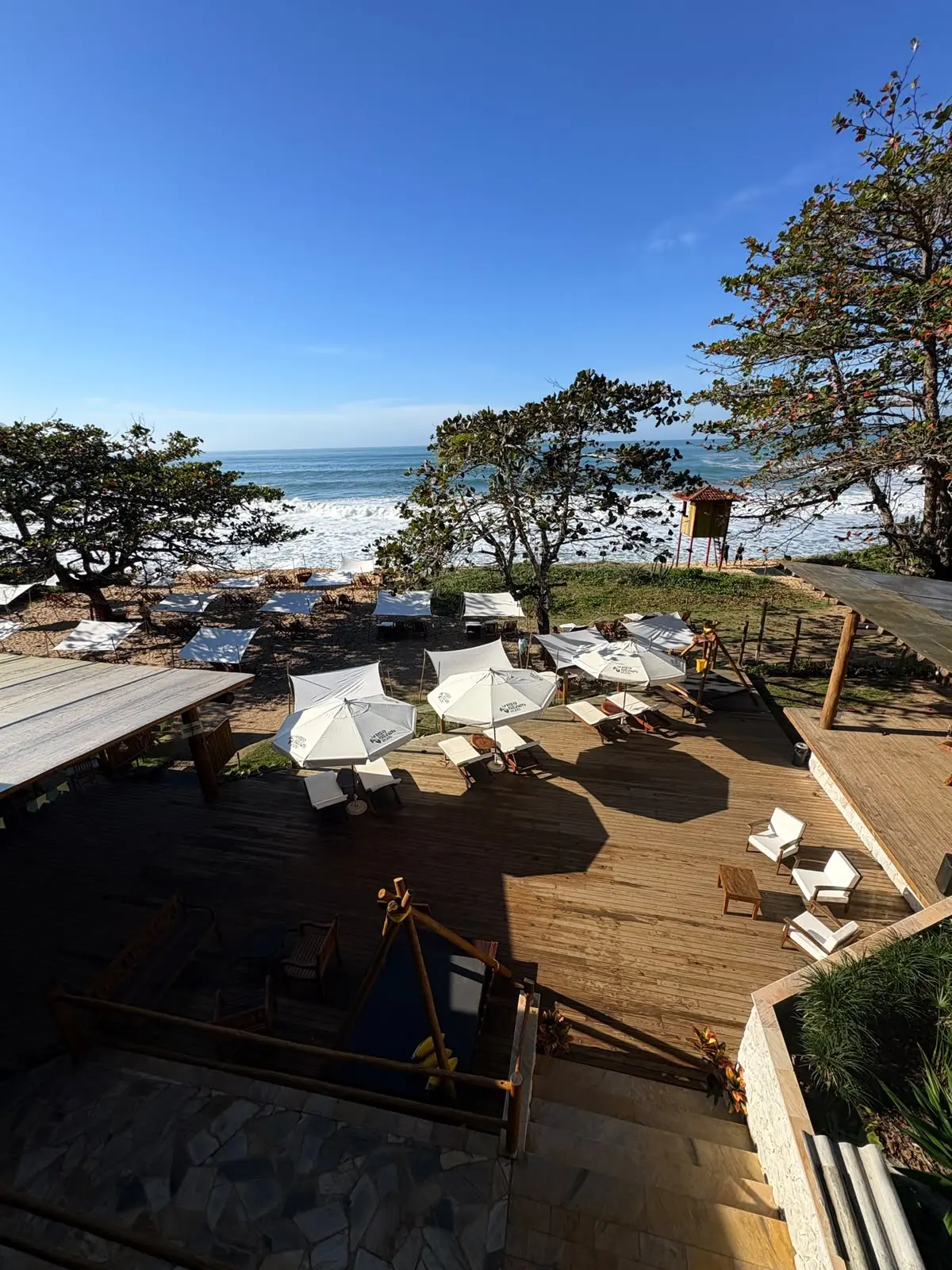 Vista para o mar e deck integrado ao Salão de Eventos